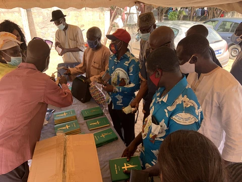 Vente des nouveaux testaments après le culte