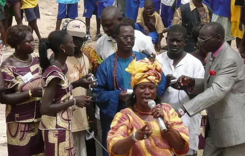 L’artiste Sophie Ngëkë dediant son chant à M. Victor Ciss