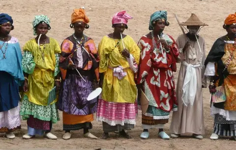 Des femmes d’un village qui se présentent