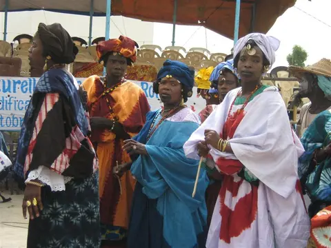 Des femmes qui sont en fil de dance